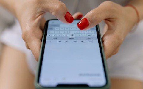 연락 빈도가 다른 두 사람 — 애정 차이가 아니라 사용법 차이예요